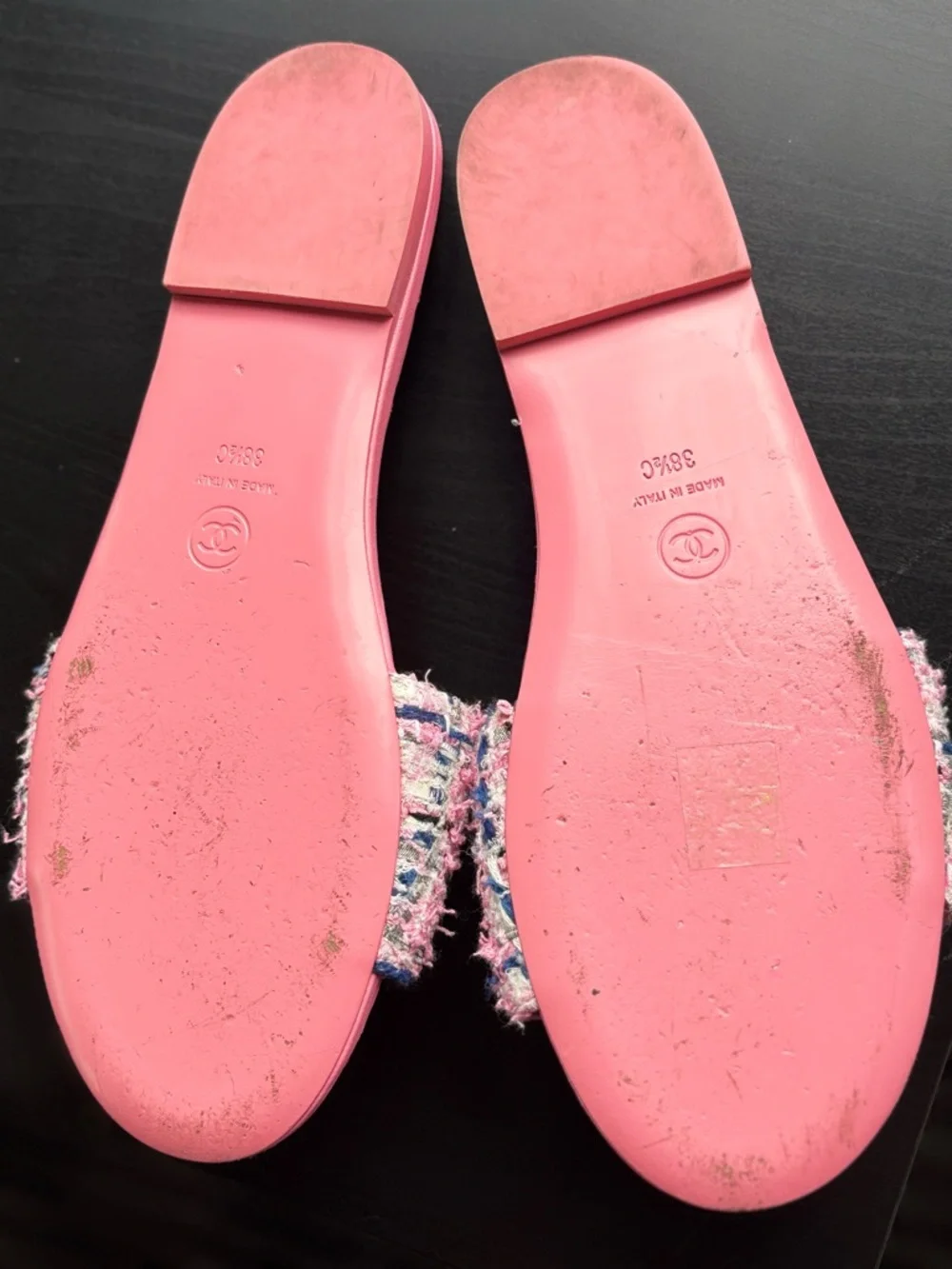 EUC CHANEL 23P Women’s Pink Tweed Slide Sandals with Gold Chain Accent Size 38.5